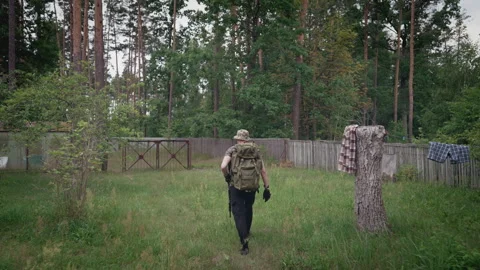 A man with a gun goes to the gate Video stock 245798993