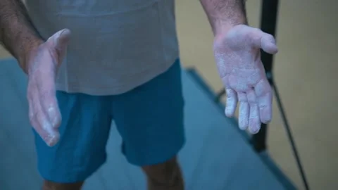 Man in the gym claps his hands soiled with chalk. Видео 149078616