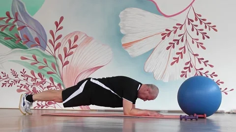 Man in the gym doing a handstand. exercise plank. fitness Vidéo 150796760