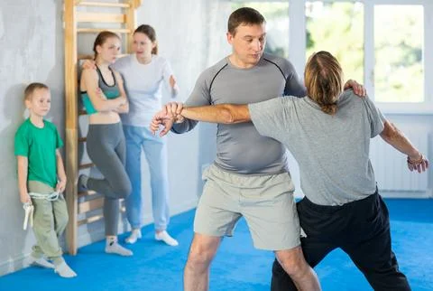 Man in gym perform basic elements of krav maga self-defense system. Foto stock