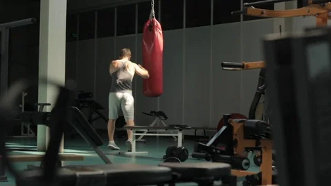 Man in gym practicing boxing Vidéo 77876304