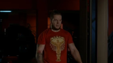 The man in the gym training krosslifting 库存影片 72123553