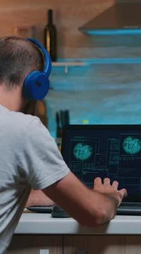 Man hacker coding html and programming on screen laptop Stock-Fotos