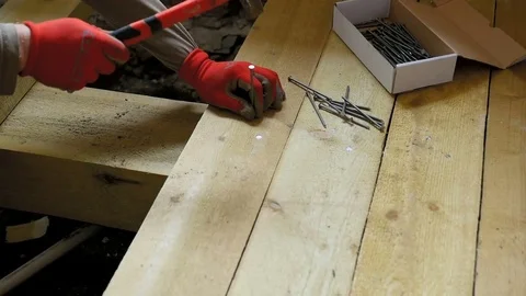 The man is hammering a nail into the board Vidéo 77115765