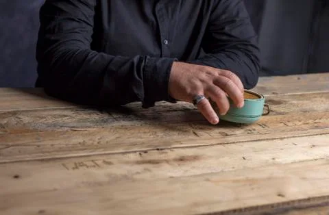 Man hand clock thinking age time wooden table vintage retrowooden table vinta Foto stock
