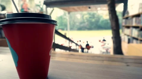 Man hand having American black coffee in a cafe Vidéo 45157694