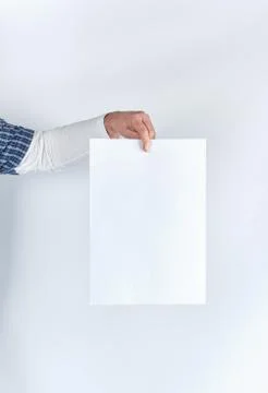 Man hand holding a blank rectangular white paper sheet Foto stock