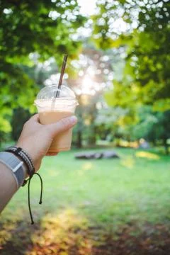 Man hand holding cup with cooling drink Foto stock