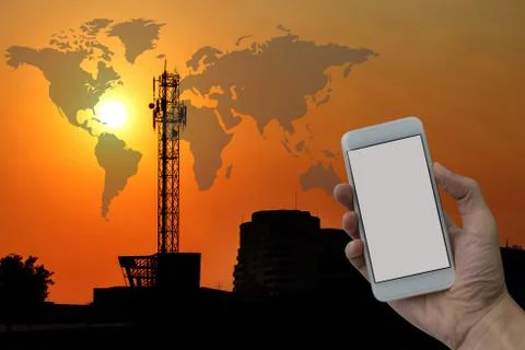Man hand holding empty screen of smart phone and Large antenna Foto stock