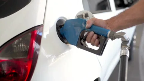 Man Hand Holding Gas Pump Handle and Filling the Fuel Tank on Vehicle. Close Up. Vidéo 336561296