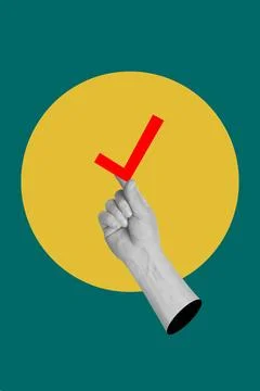 Man hand holding a red checkmark on a yellow circle on a green background Foto stock