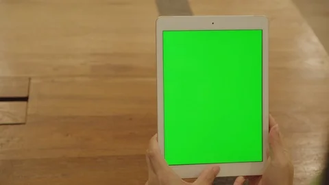 Man hand holding tablet with blank green screen display and fingers touching  Vídeos de archivo 94907794