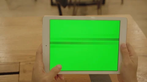 Man hand holding tablet with blank green screen display and fingers touching  Vídeos de archivo 95264317