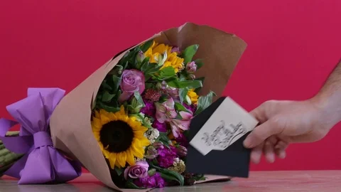Man hand placing birthday note next to bouquet Stock-Footage 124663572