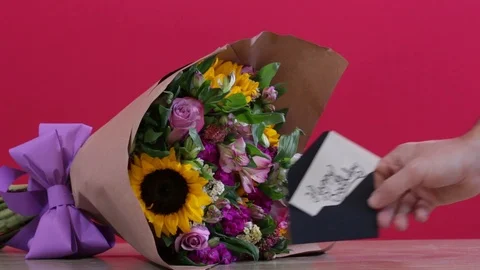 Man hand placing birthday note next to bouquet Stock-Footage 124663583
