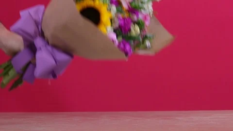 Man hand placing birthday note next to bouquet Stock-Footage 124663590