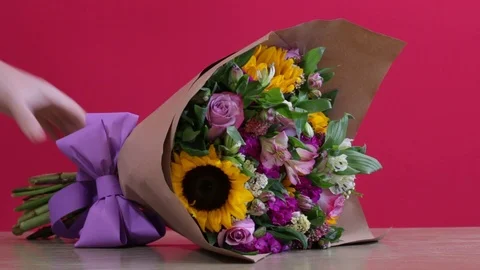 Man hand placing bouquet on a table Video stock 124663637