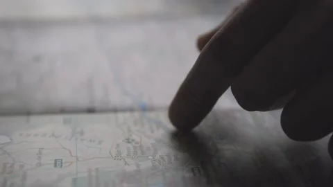 Man Hand Plans Trip On Map 库存影片 142991800