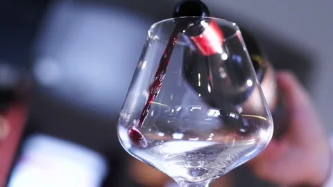 The man hand pouring red wine in glass slow motion Video stock 87066231