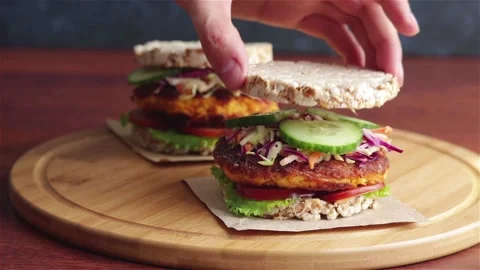 Man hand put crispbread cracker on healthy vegetarian sandwich close up Vidéo 114211953