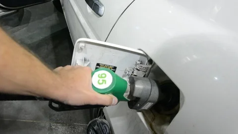 Man hand refueling car. Close up shot of insertion of the nozzle and pumping gas Vídeo Stock 119380036
