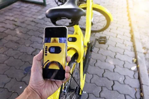 Man hand scanning qr code to unlock bike. Stock-Fotos