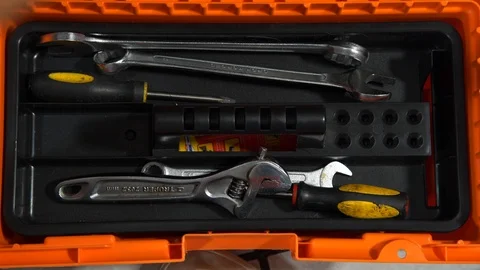 Man hand searching tool in Trupper box Vidéo 105133020