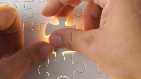 A man hand solve the last piece of white jigsaw puzzle. Видео 159068200