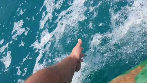 Man hand touching the ocean water during sail a boat Video stock 82086945