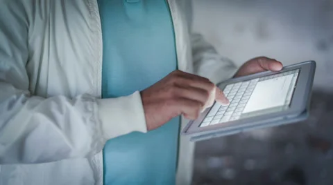 Man Hand Touching Screen On Digital Tablet 2 Vídeo Stock 31136156