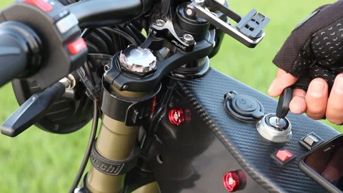 Man hand turning ignition key on ebike Vídeo Stock 100145944