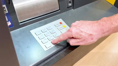 Man hand typing secret pin code on atm keypad for cash withdrawal. Vidéo 334363014