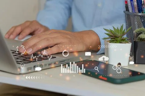 Man hand using laptop to working social media marketing icon internet netwo.. Foto stock