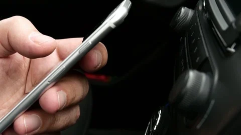 Man Hand Using Mobile Phone In Car Vídeo Stock 78140271