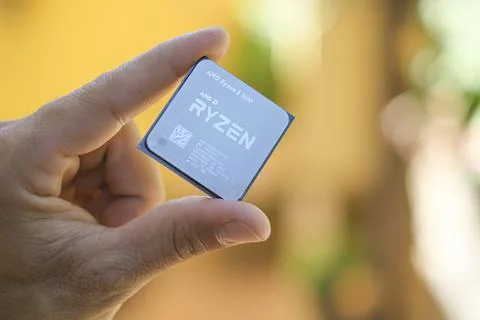 Man hand while hold a Amd ryzen 3600 desktop pc cpu,computer components chip Stock-Fotos