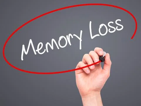 Man Hand writing Memory Loss with black marker on visual screen Stockfoto's