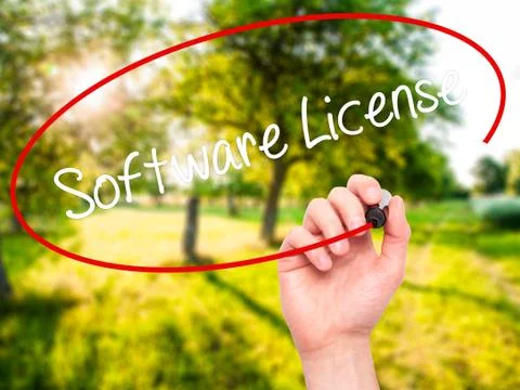 Man Hand writing Software License with black marker on visual screen Stockfoto's