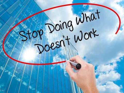 Man Hand writing Stop Doing What Doesn't Work with black marker on visual scr Stock-Fotos