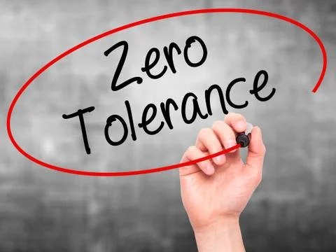 Man Hand writing Zero Tolerance with black marker on visual screen Foto stock