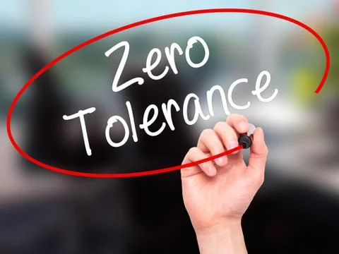 Man Hand writing Zero Tolerance with black marker on visual screen Foto stock