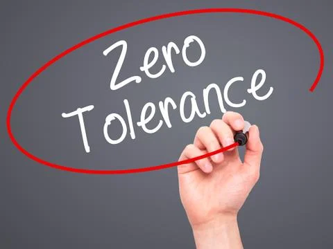 Man Hand writing Zero Tolerance with black marker on visual screen Foto stock