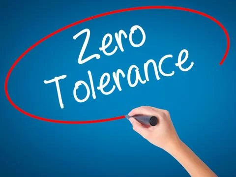 Man Hand writing Zero Tolerance with black marker on visual screen Foto stock