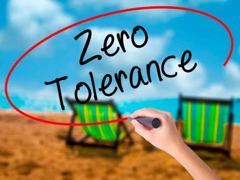 Man Hand writing Zero Tolerance with black marker on visual scre Foto stock