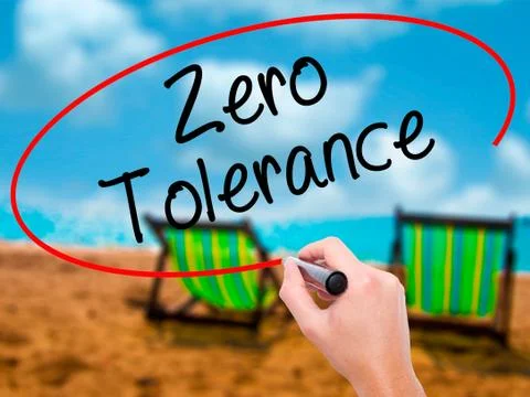 Man Hand writing Zero Tolerance with black marker on visual scre Foto stock
