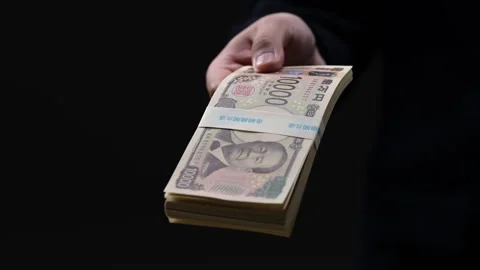 Man handing over a bundle of yen bills Stock Footage 336765772