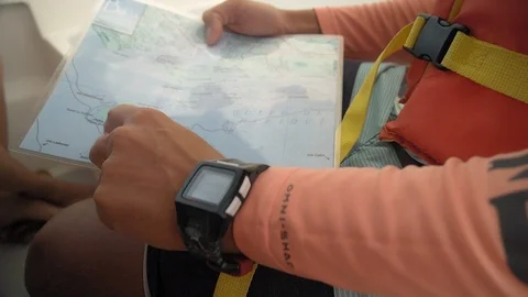 Man handling an instruction map and giving orders, Slow motion. Vidéo 95775973