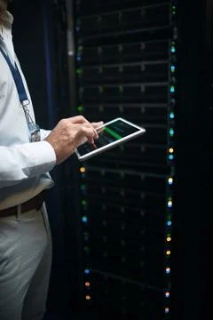 Man, hands and tablet screen with mainframe in server room for cybersecurit.. Foto stock