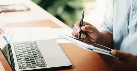 Man, hands and writing with tablet in office for web design, schedule or bu.. Fotos de archivo