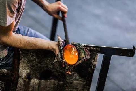 Man Hands Closeup Working on a Blown Glass Piece Foto stock
