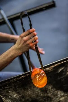 Man Hands Closeup Working on a Blown Glass Piece Stock-Fotos